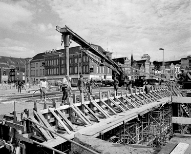 855202 Afbeelding van de bouw van het Vredenburgviaduct over de Catharijnebaan te Utrecht, vanaf de Catharijnesingel, ...